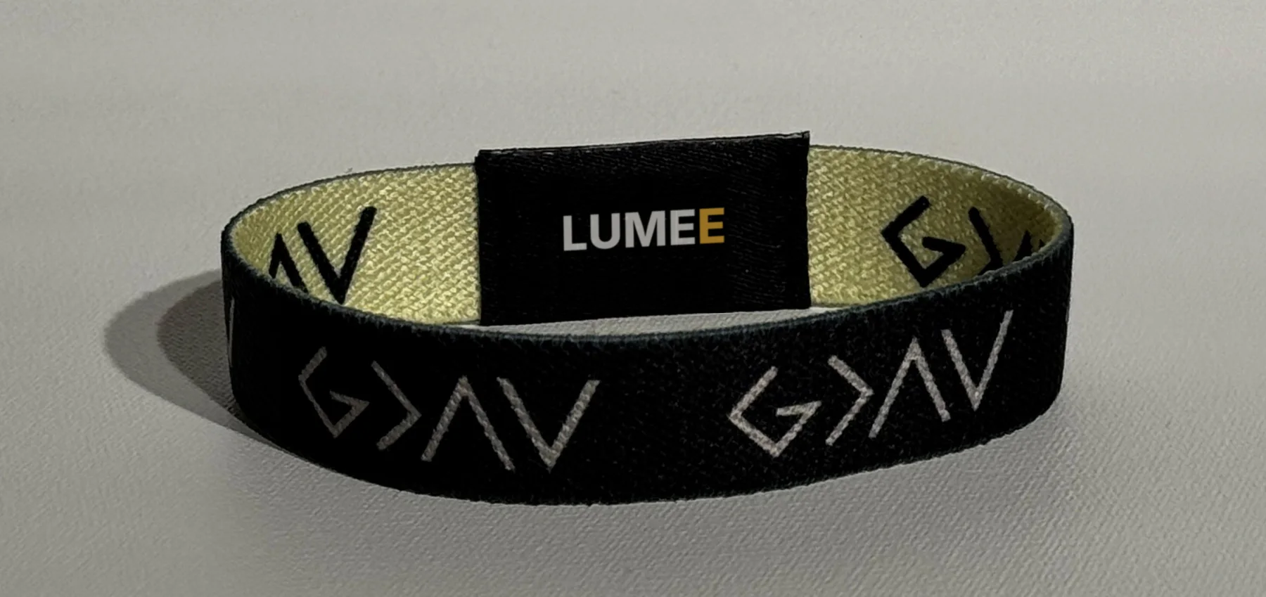 Schwarzes Band mit G>V-Muster und LUMEE-Patch