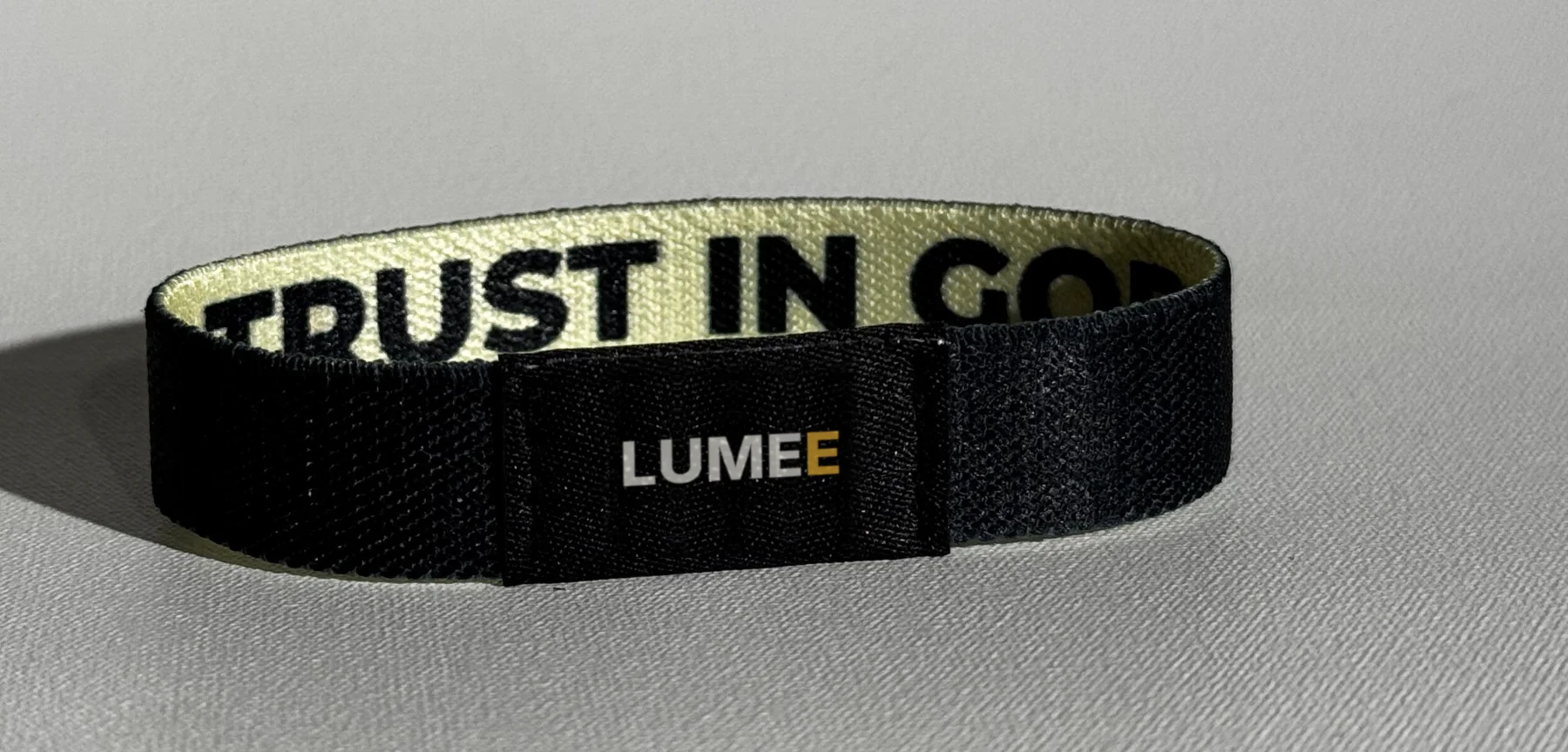 Nahaufnahme des LUMEE-Patches auf einem schwarzen Band